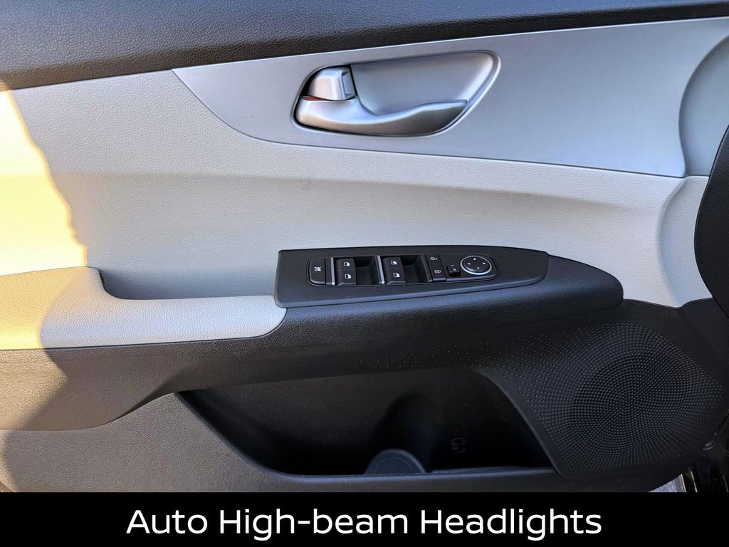 2023 Kia Forte LXS Image 15 of 30