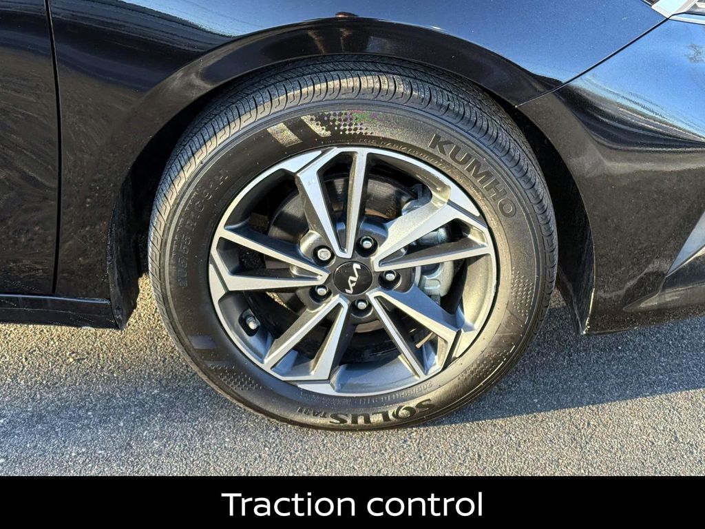 2023 Kia Forte LXS Image 6 of 30