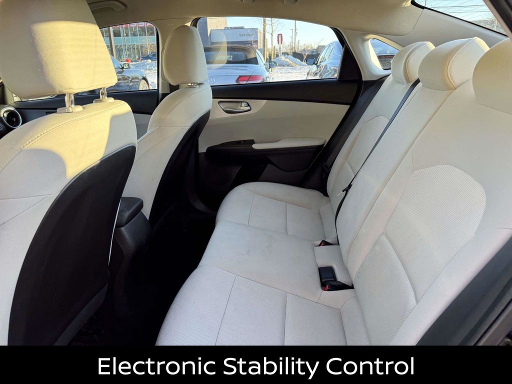 2023 Kia Forte LXS Image 7 of 30