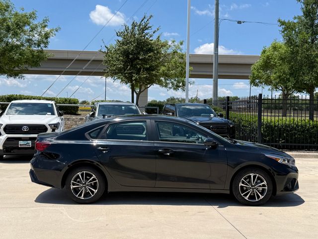 2023 Kia Forte LXS Image 3 of 28