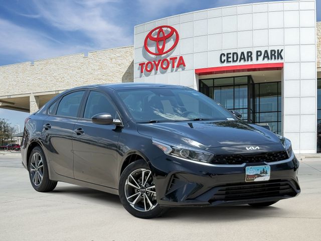 2023 Kia Forte LXS Image 2 of 28