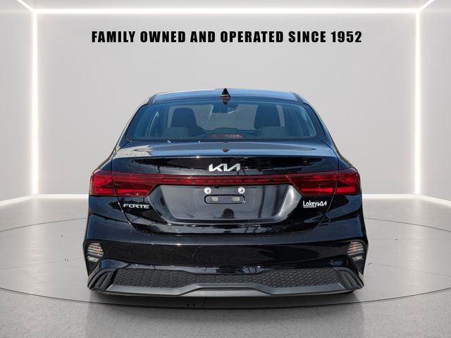 2023 Kia Forte LXS Image 2 of 31