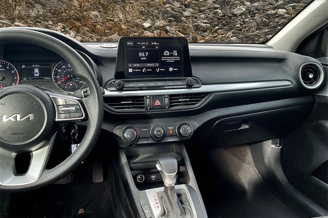 2023 Kia Forte LXS Image 13 of 32