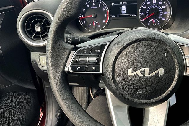 2023 Kia Forte LXS Image 16 of 32