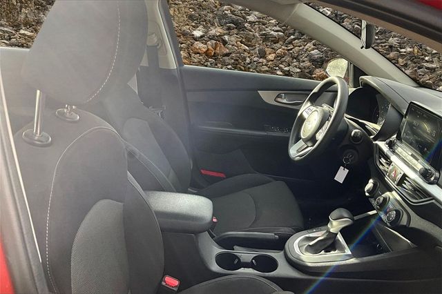 2023 Kia Forte LXS Image 10 of 32