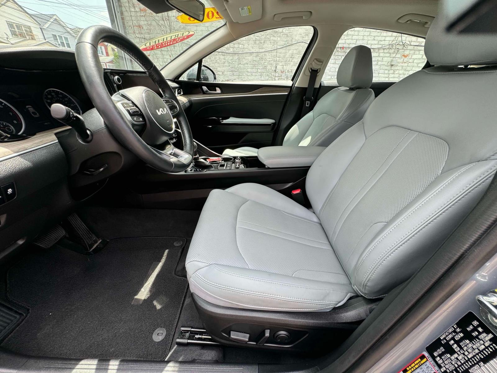 Vehicle image 27 of 30