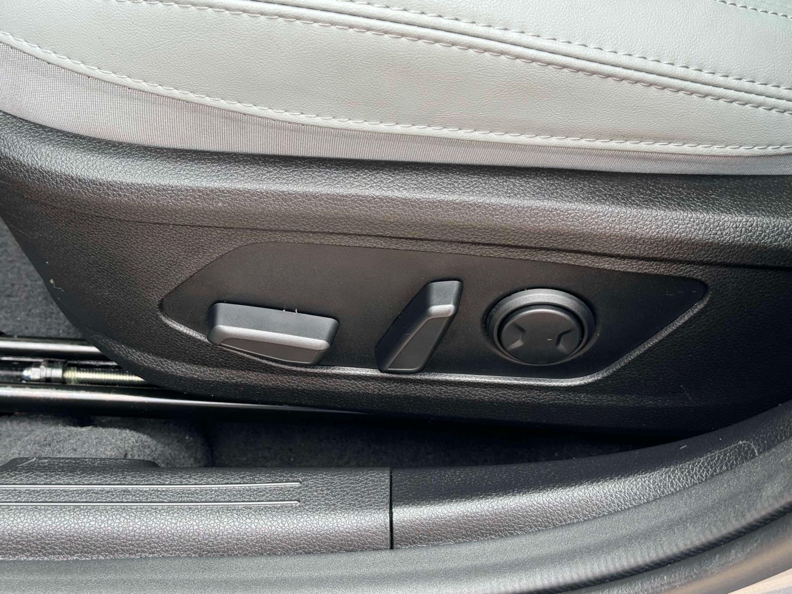 Vehicle image 18 of 30