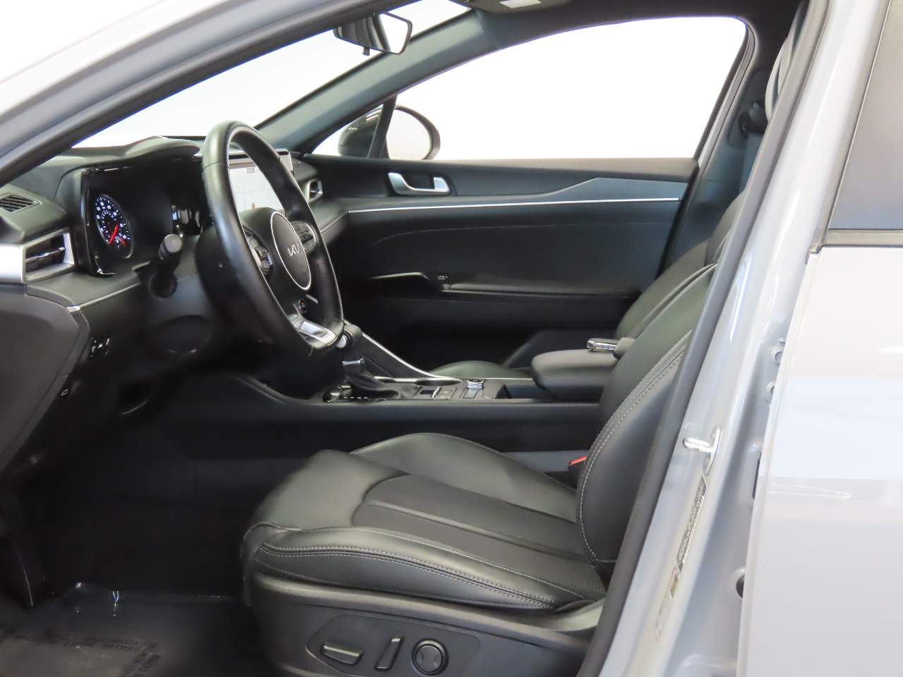 Vehicle image 15 of 17