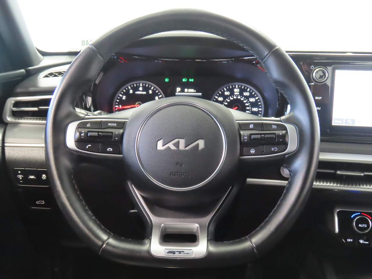 Vehicle image 14 of 17