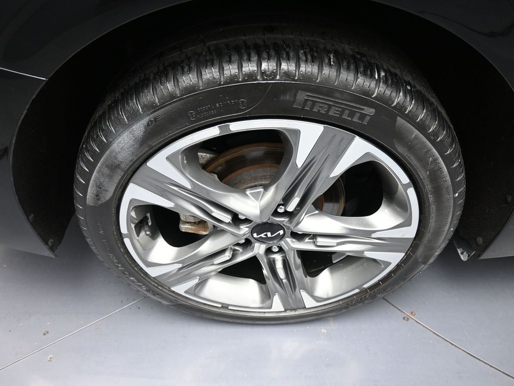 Vehicle image 32 of 49