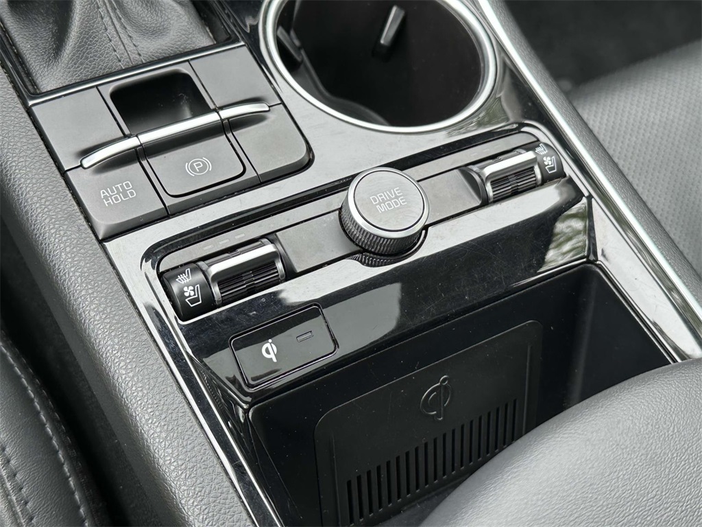 Vehicle image 31 of 33