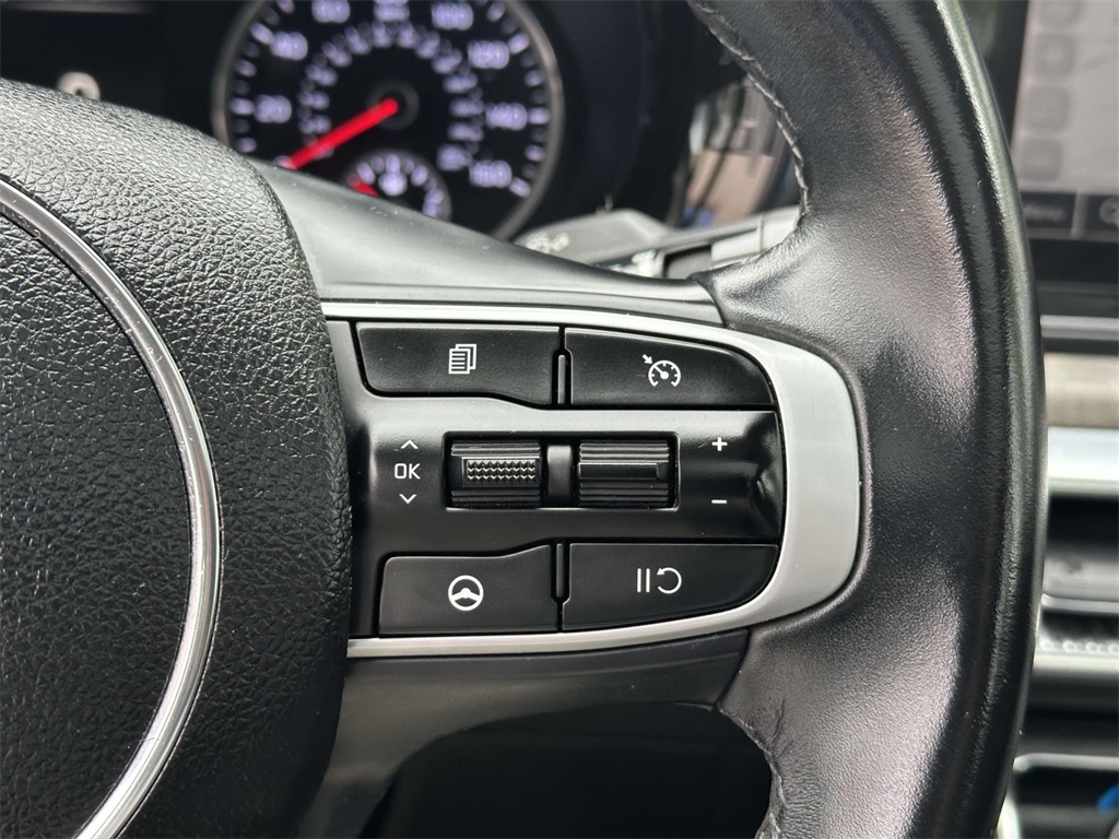 Vehicle image 21 of 33