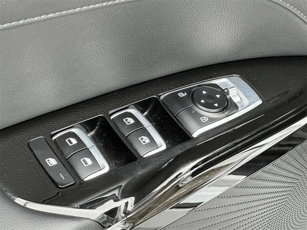 Vehicle image 15 of 33