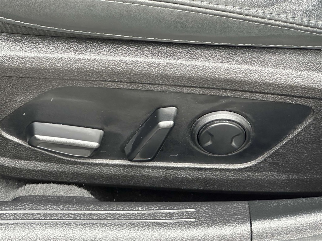 Vehicle image 16 of 33