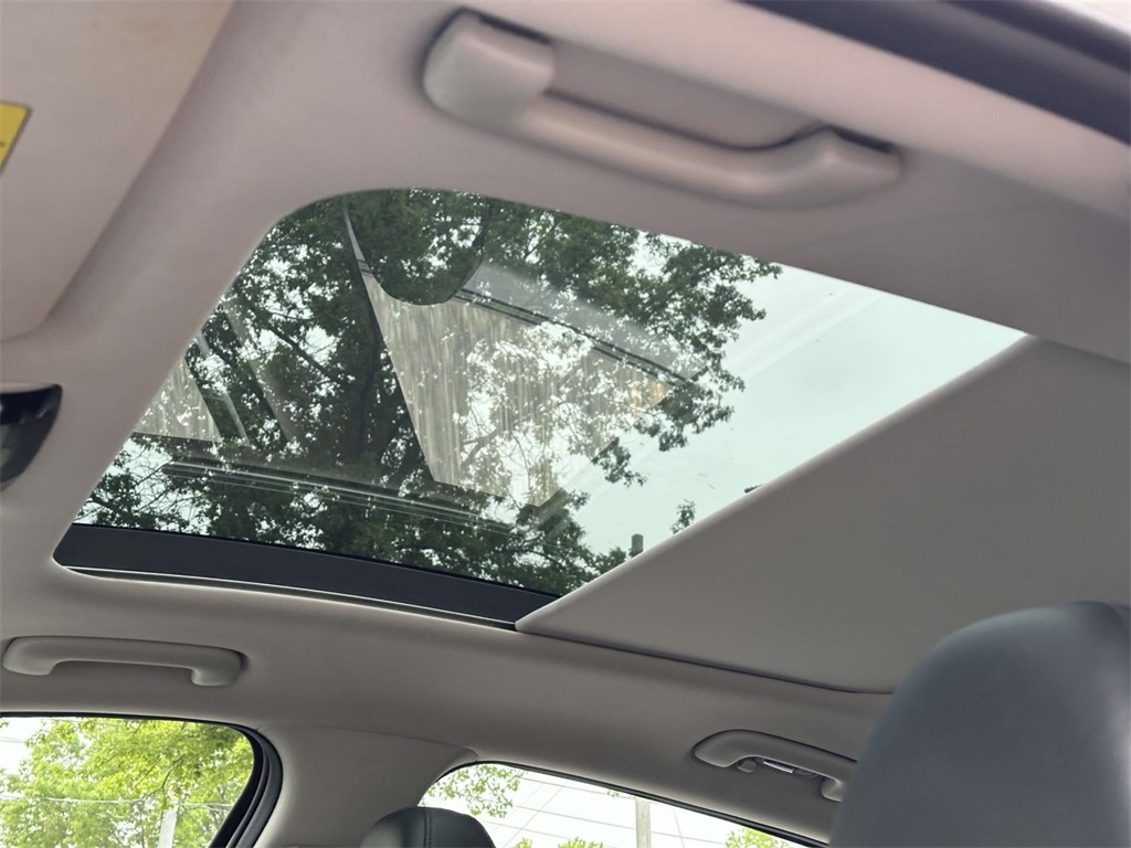 Vehicle image 18 of 33