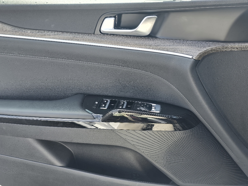 Vehicle image 24 of 29