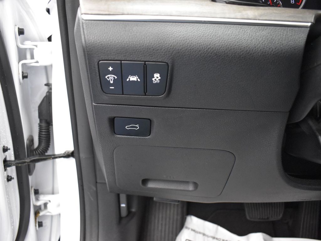 Vehicle image 21 of 27