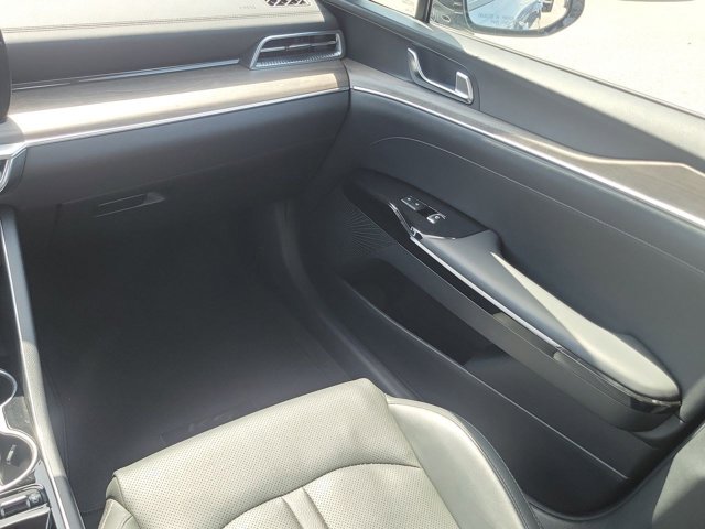 Vehicle image 17 of 31