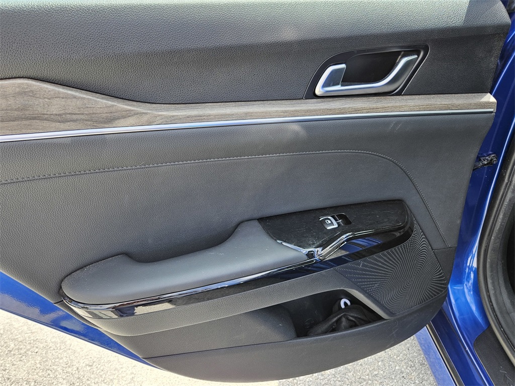 Vehicle image 27 of 44