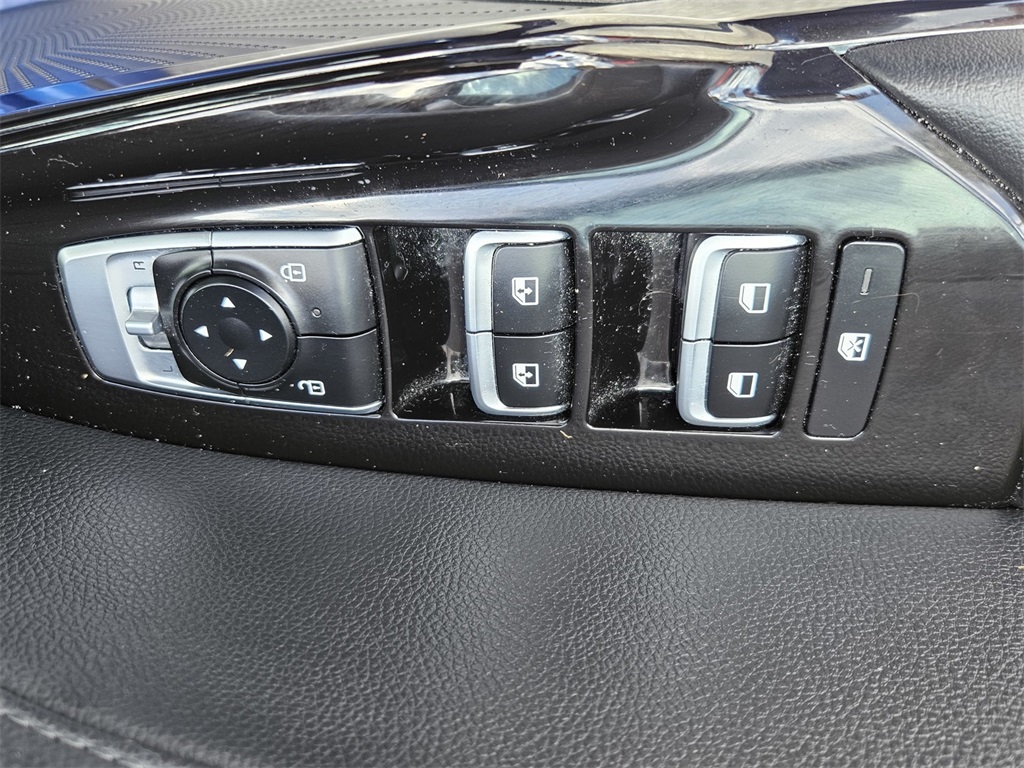 Vehicle image 11 of 44