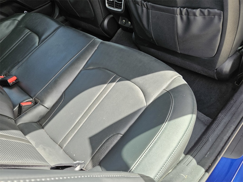 Vehicle image 32 of 44