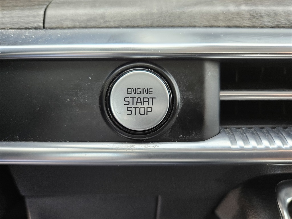 Vehicle image 17 of 44
