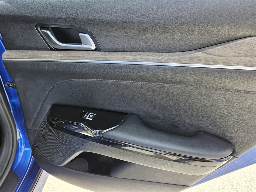 Vehicle image 31 of 44