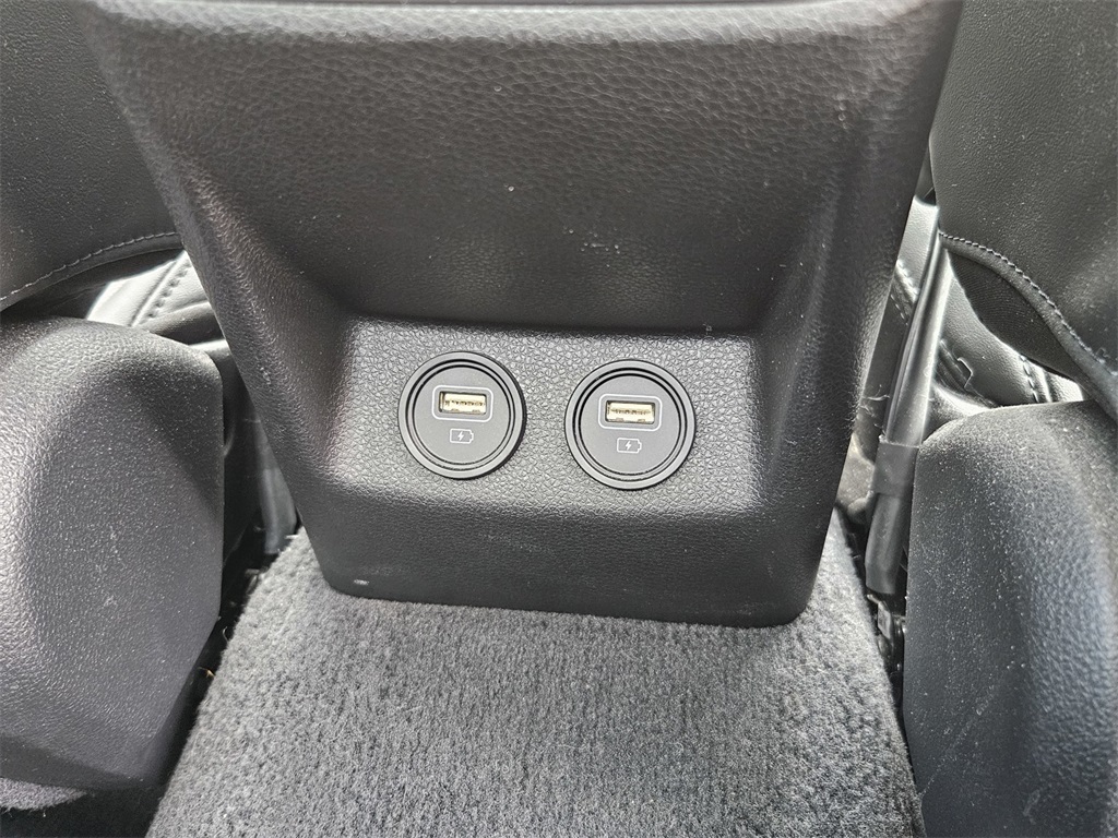 Vehicle image 33 of 44