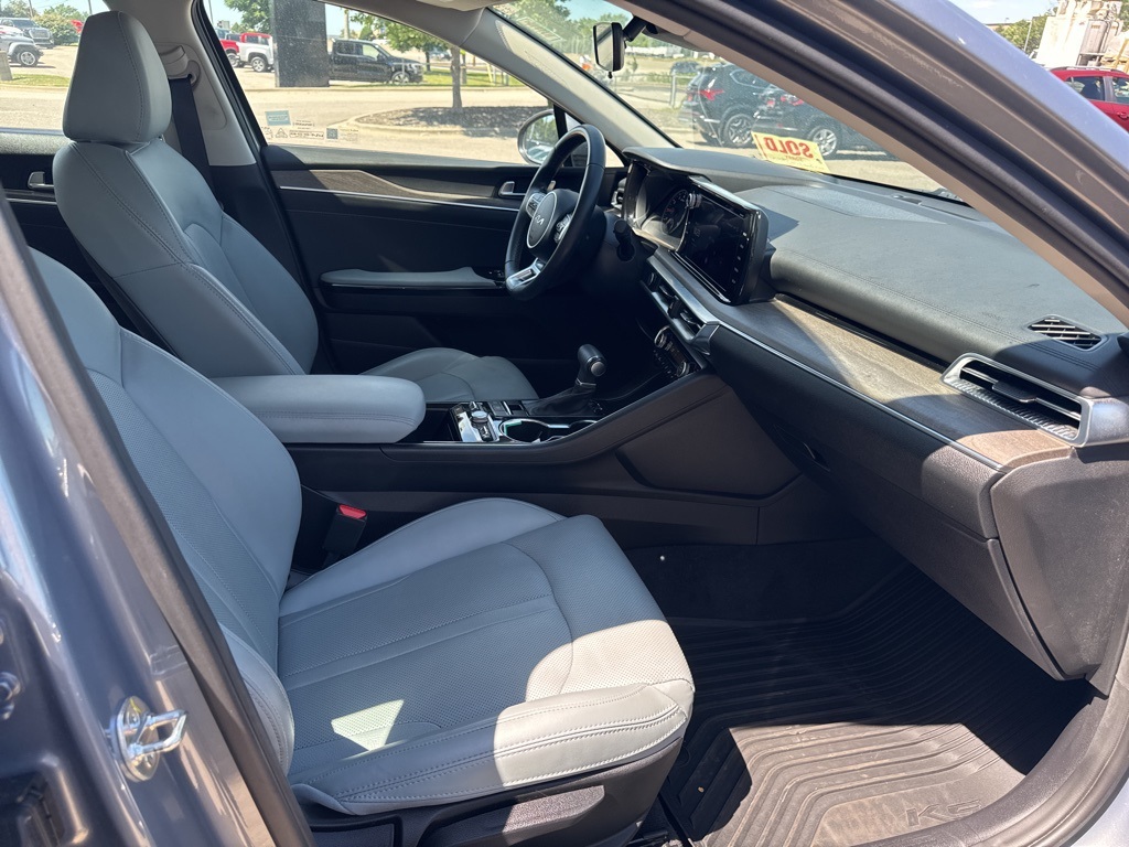 Vehicle image 9 of 12