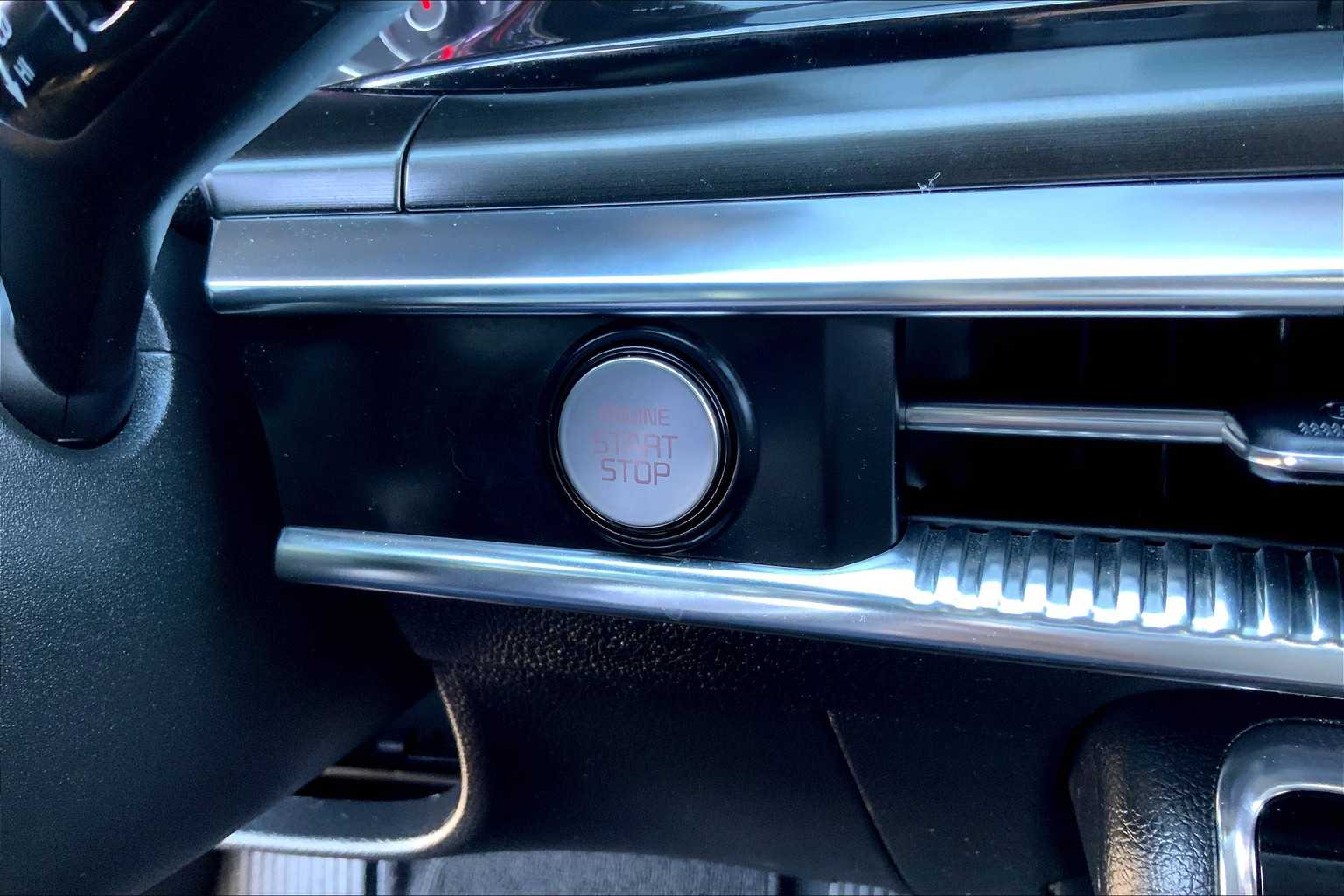 Vehicle image 33 of 34