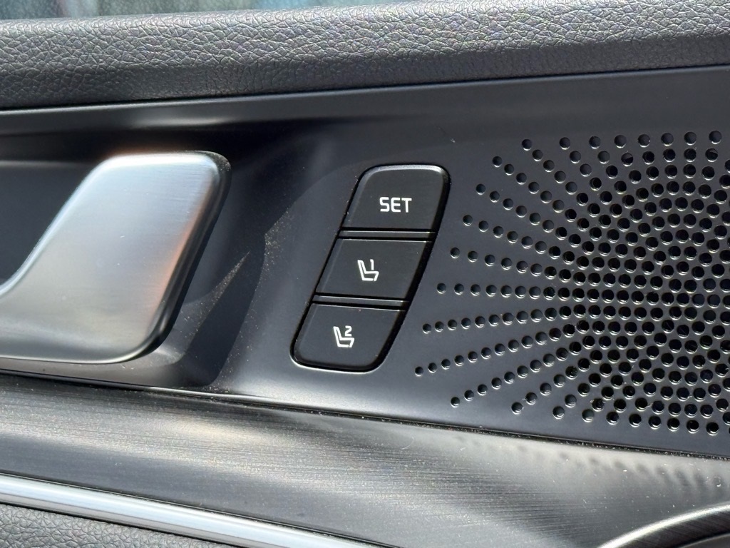 Vehicle image 17 of 25