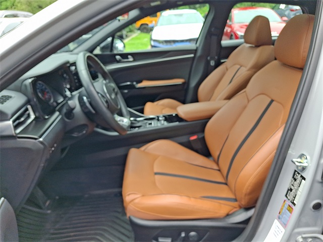 Vehicle image 10 of 32