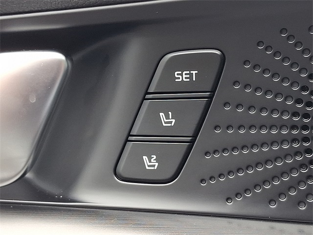 Vehicle image 22 of 32