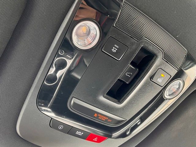 Vehicle image 26 of 32