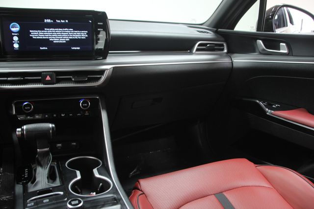 Vehicle image 17 of 33