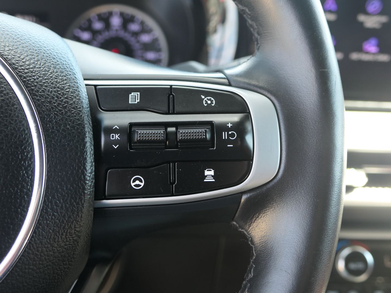 Vehicle image 21 of 36