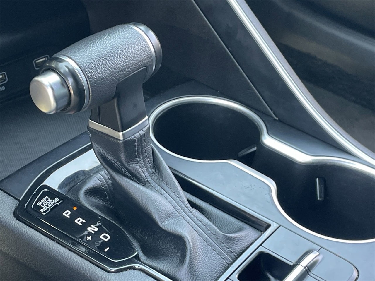 Vehicle image 28 of 30