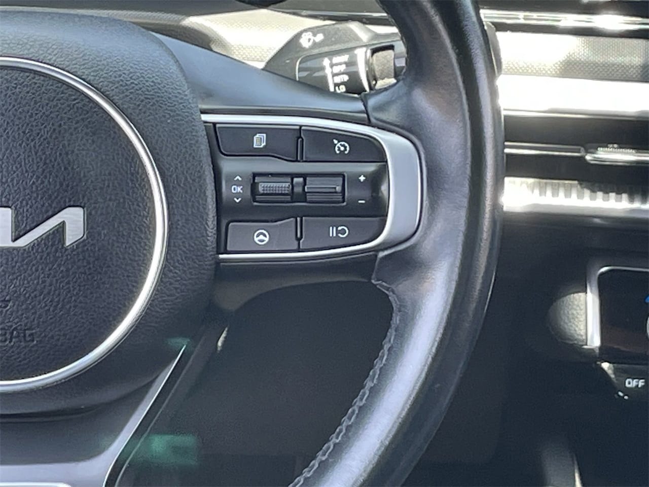 Vehicle image 23 of 30