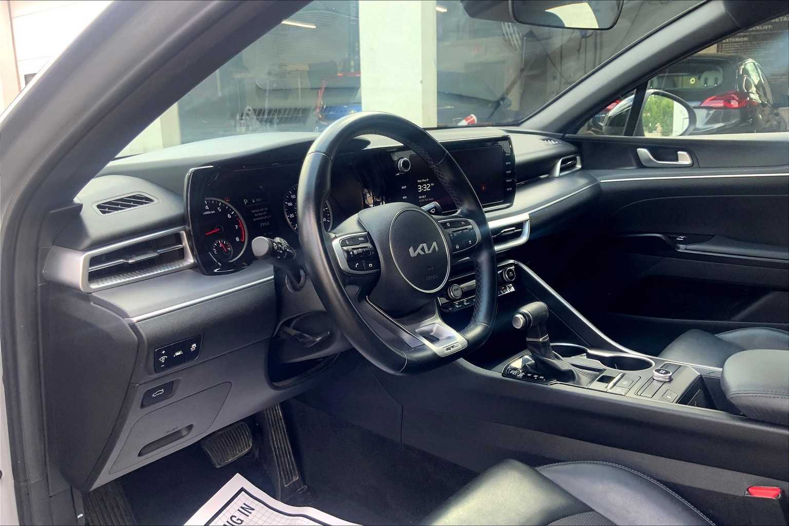 Vehicle image 16 of 30