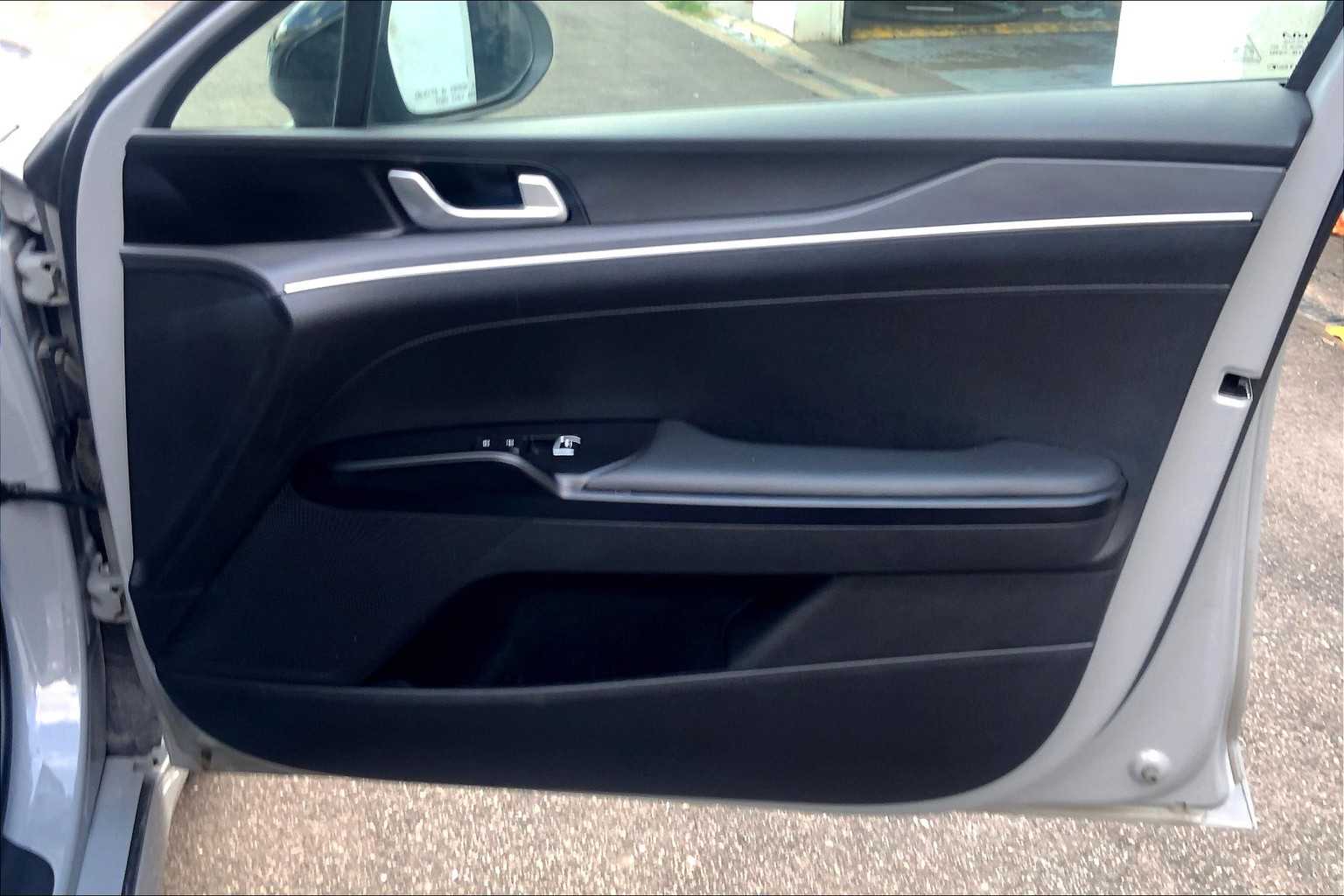 Vehicle image 21 of 30