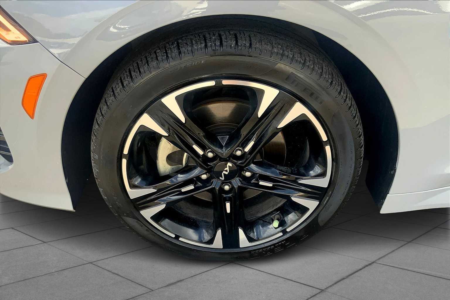 Vehicle image 12 of 30