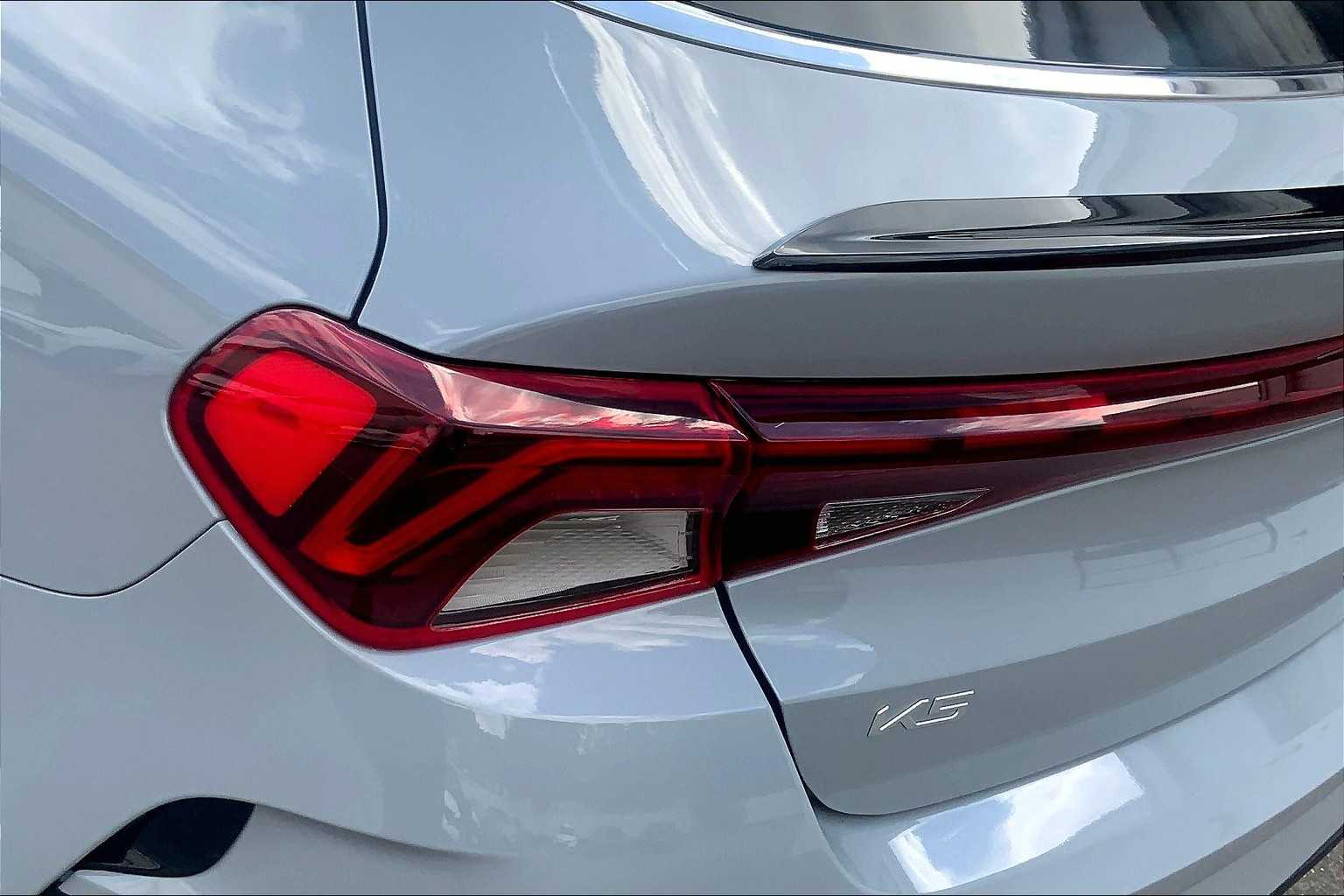 Vehicle image 27 of 30