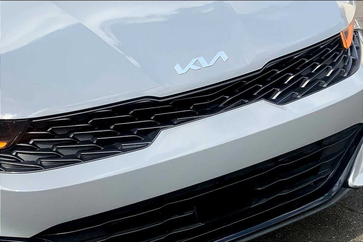 Vehicle image 28 of 30