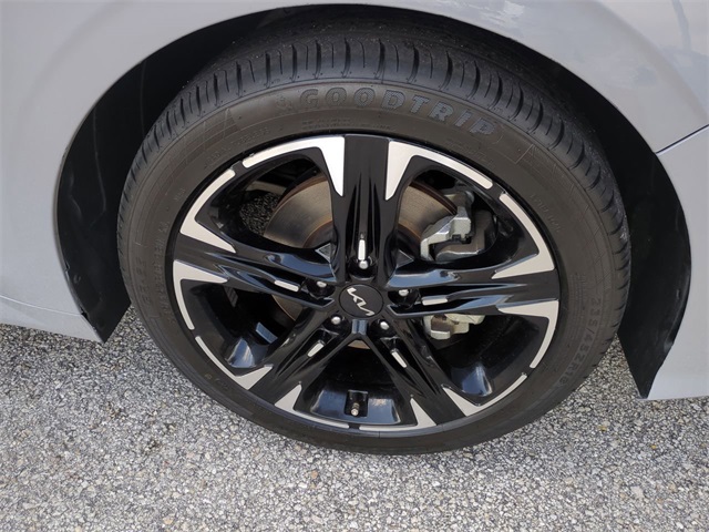 Vehicle image 10 of 32
