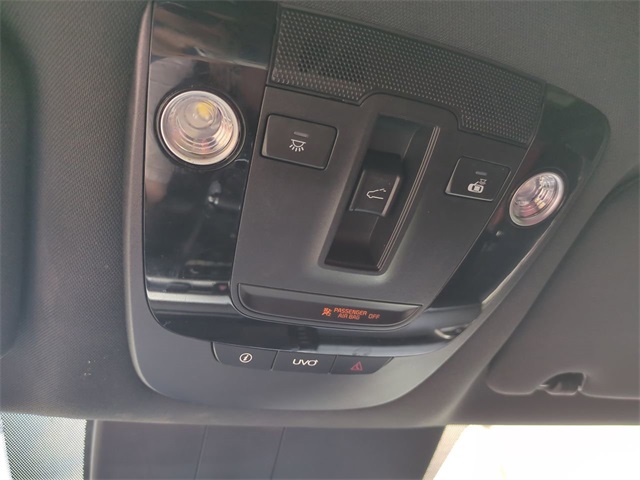 Vehicle image 21 of 32
