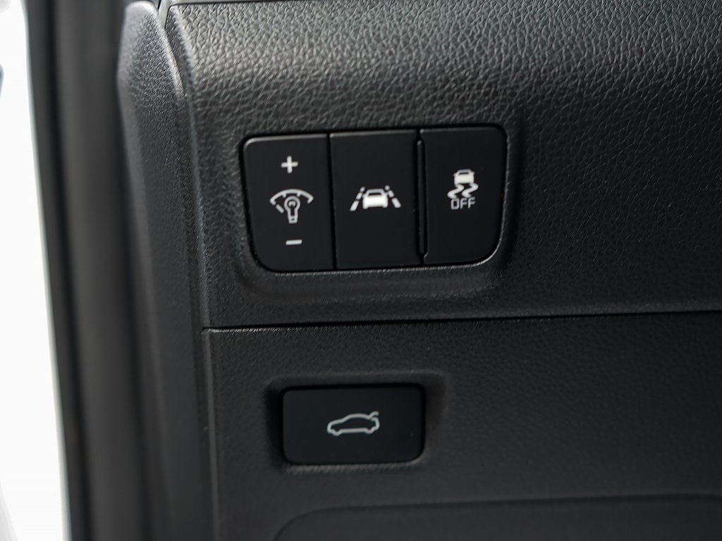 Vehicle image 25 of 32
