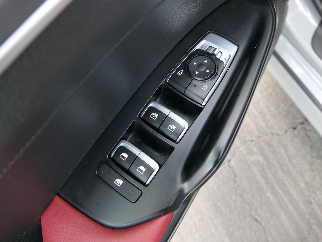 Vehicle image 21 of 37