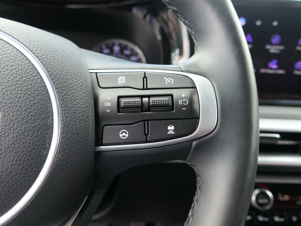 Vehicle image 23 of 37