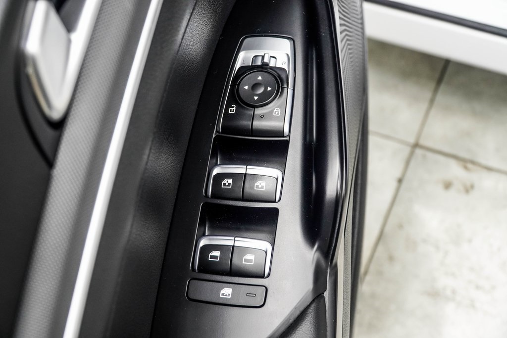 Vehicle image 33 of 39