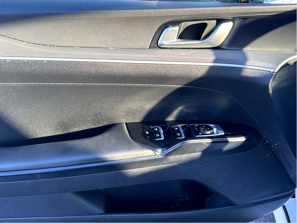 Vehicle image 16 of 26